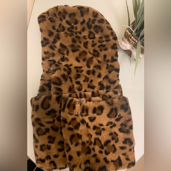 Faux Fur Leopard Hooded Scarf - Picture 4 of 6